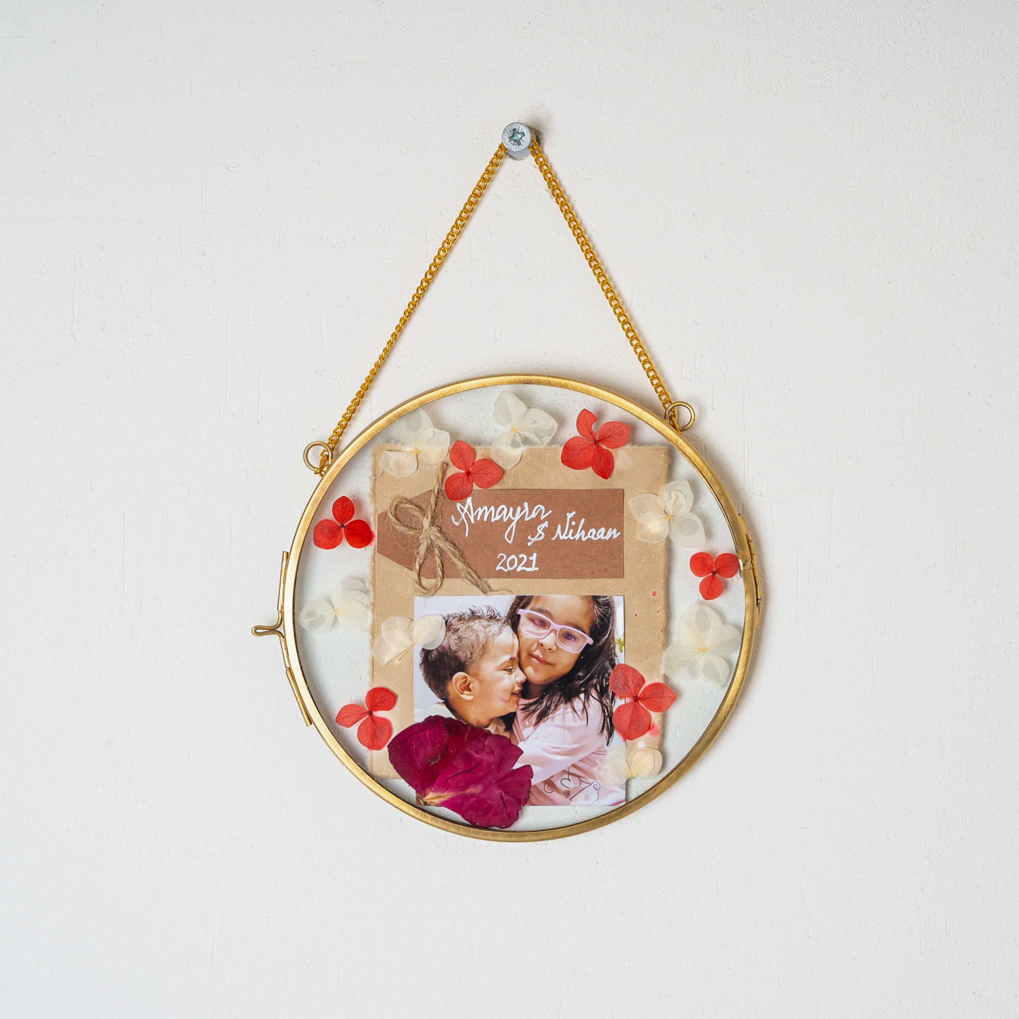 Mini Vintage Circle Hanging Frame – Custom Pressed Floral Keepsake with Photo