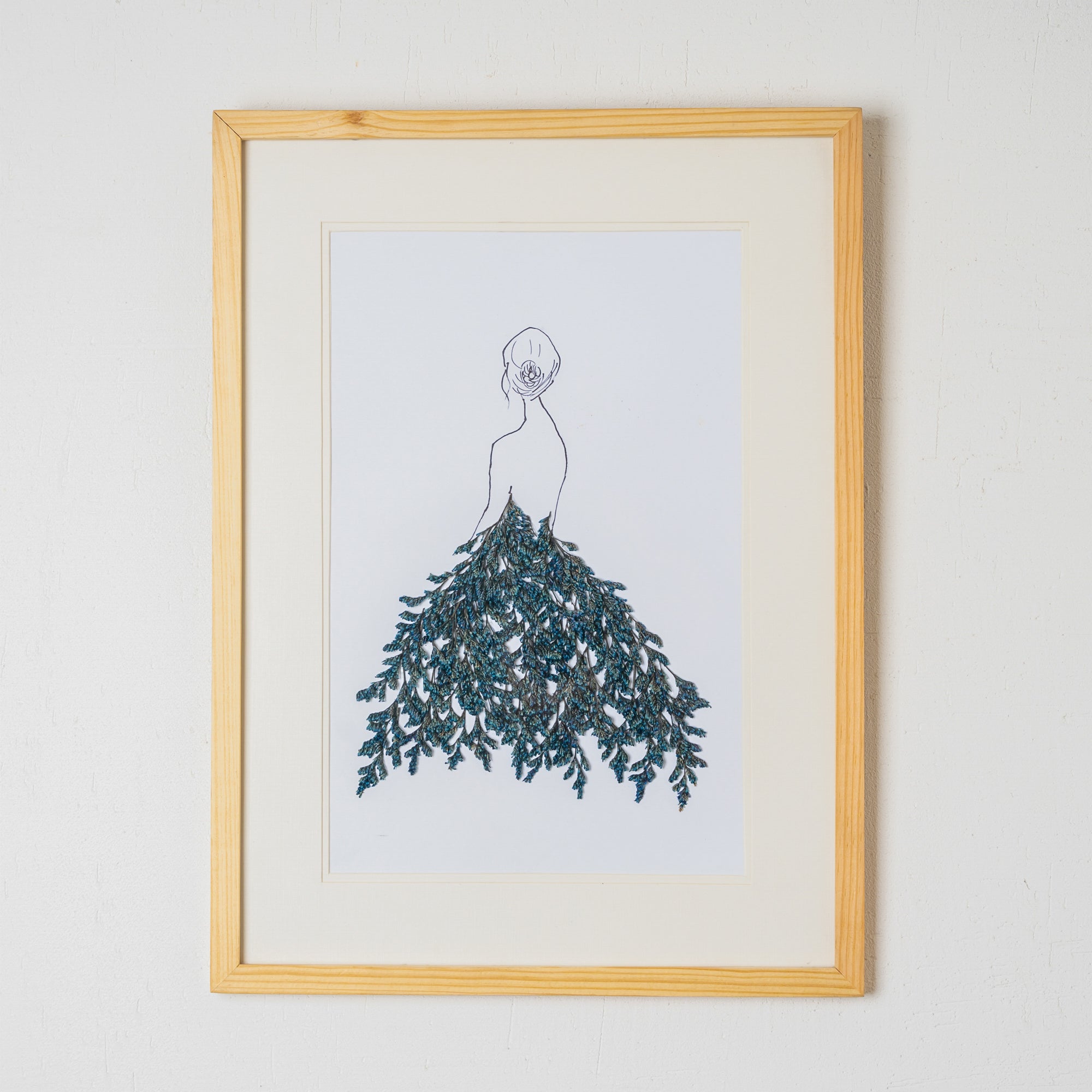 Girl in Dried Flower Pressed Art Frame – Unique Botanical Wall Décor