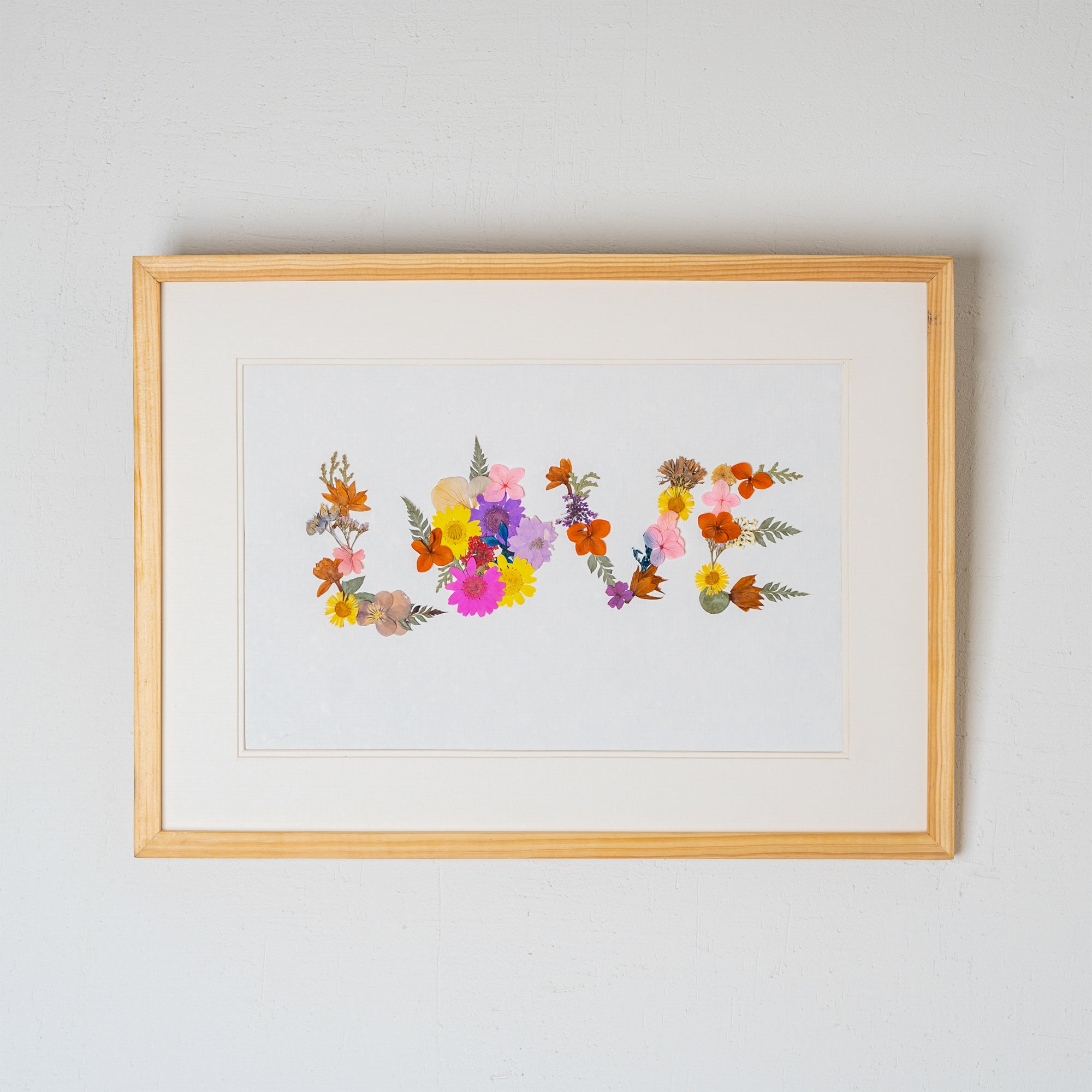 Couple Initials Floral Art Frame – Customised Pressed Flower Keepsake for Valentine’s