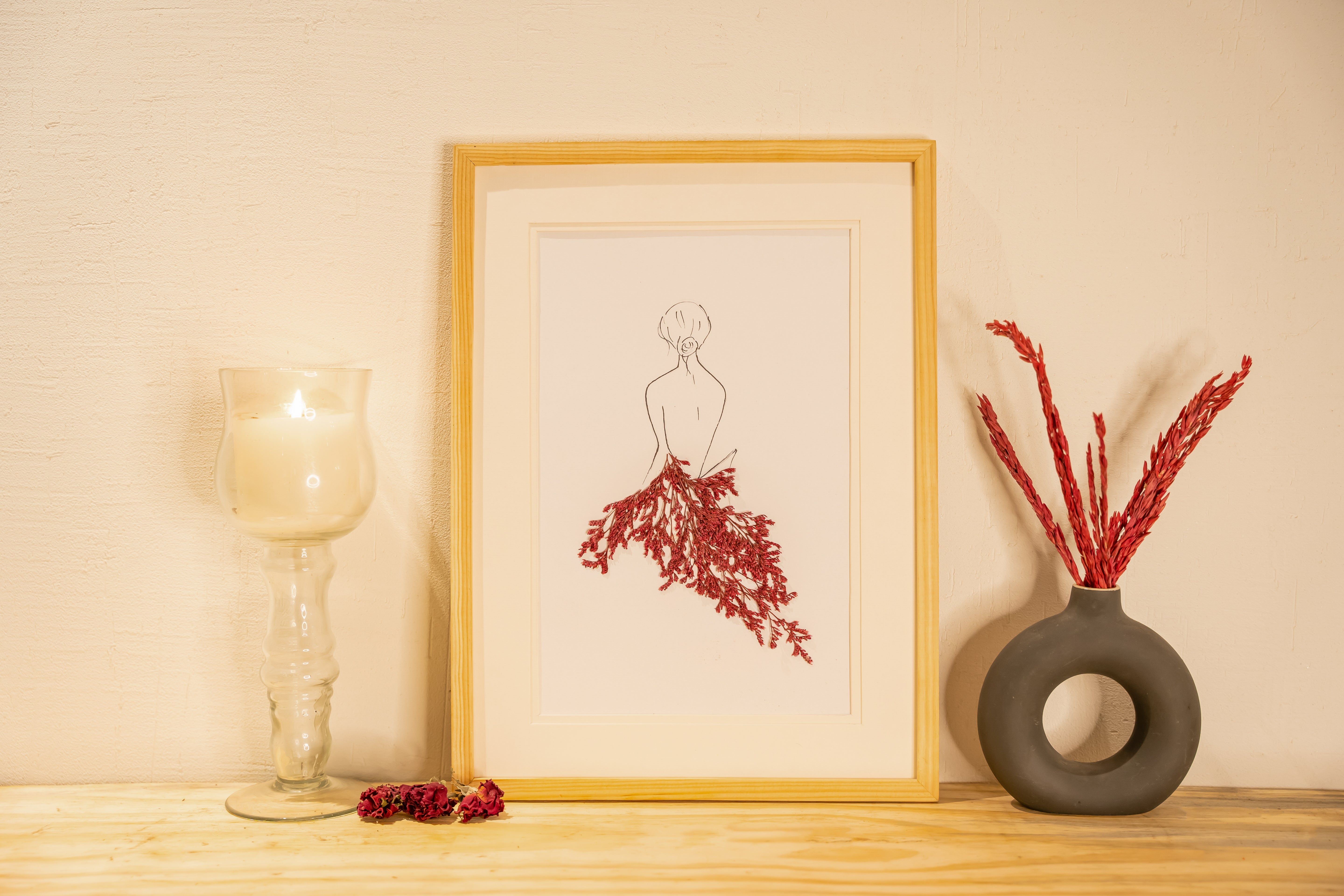 Girl in Dried Flower Pressed Art Frame – Artistic Botanical Wall Décor & Gift