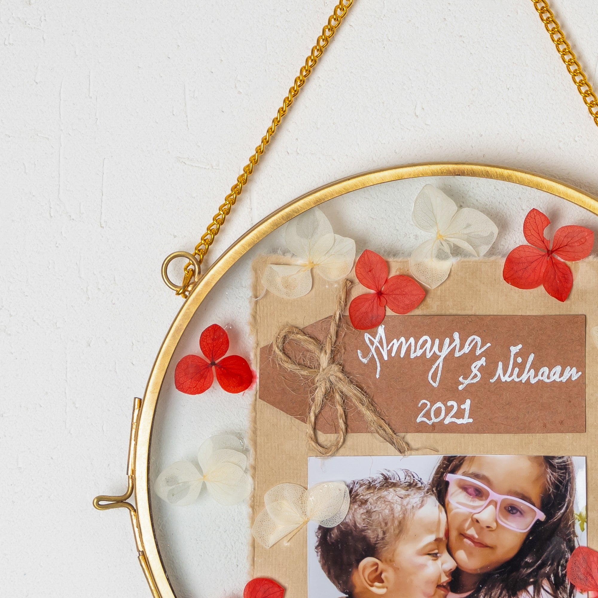 Mini Vintage Circle Hanging Frame – Custom Pressed Floral Keepsake with Photo
