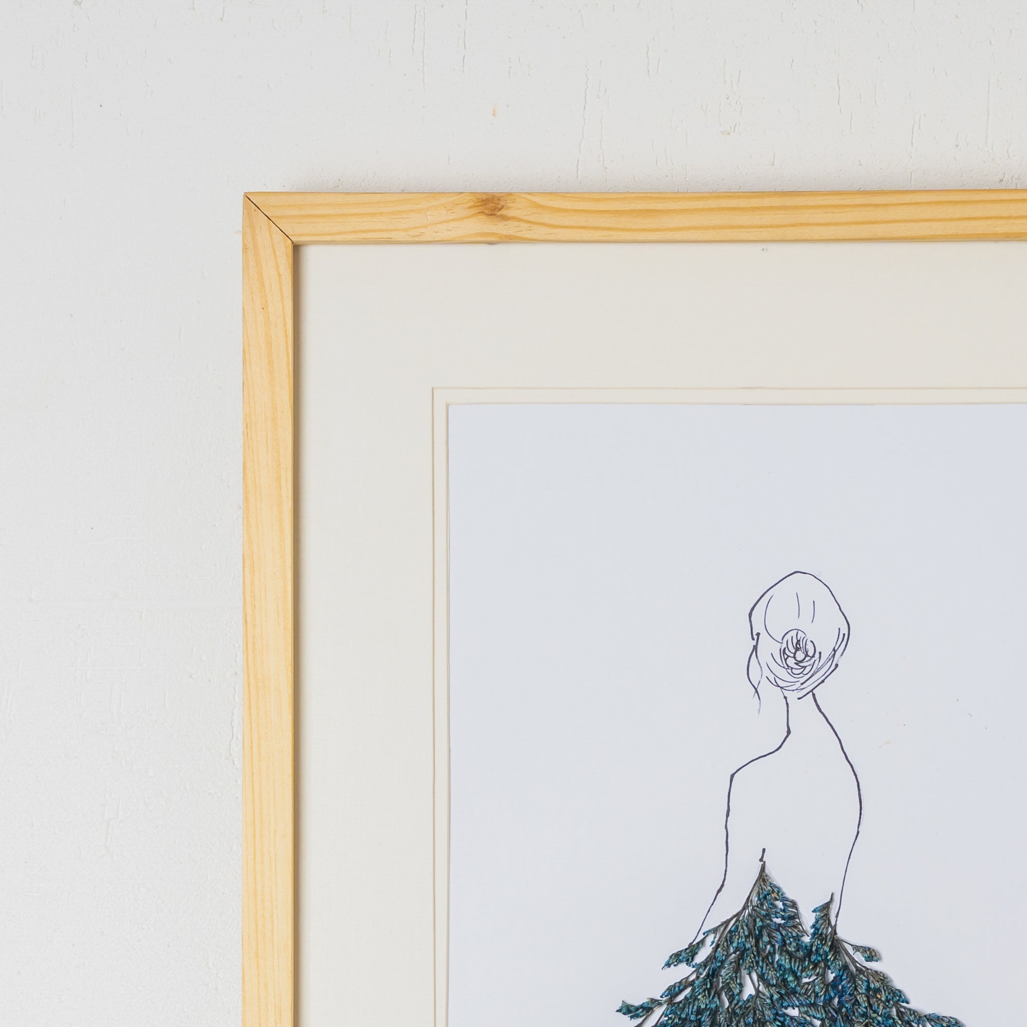 Girl in Dried Flower Pressed Art Frame – Unique Botanical Wall Décor