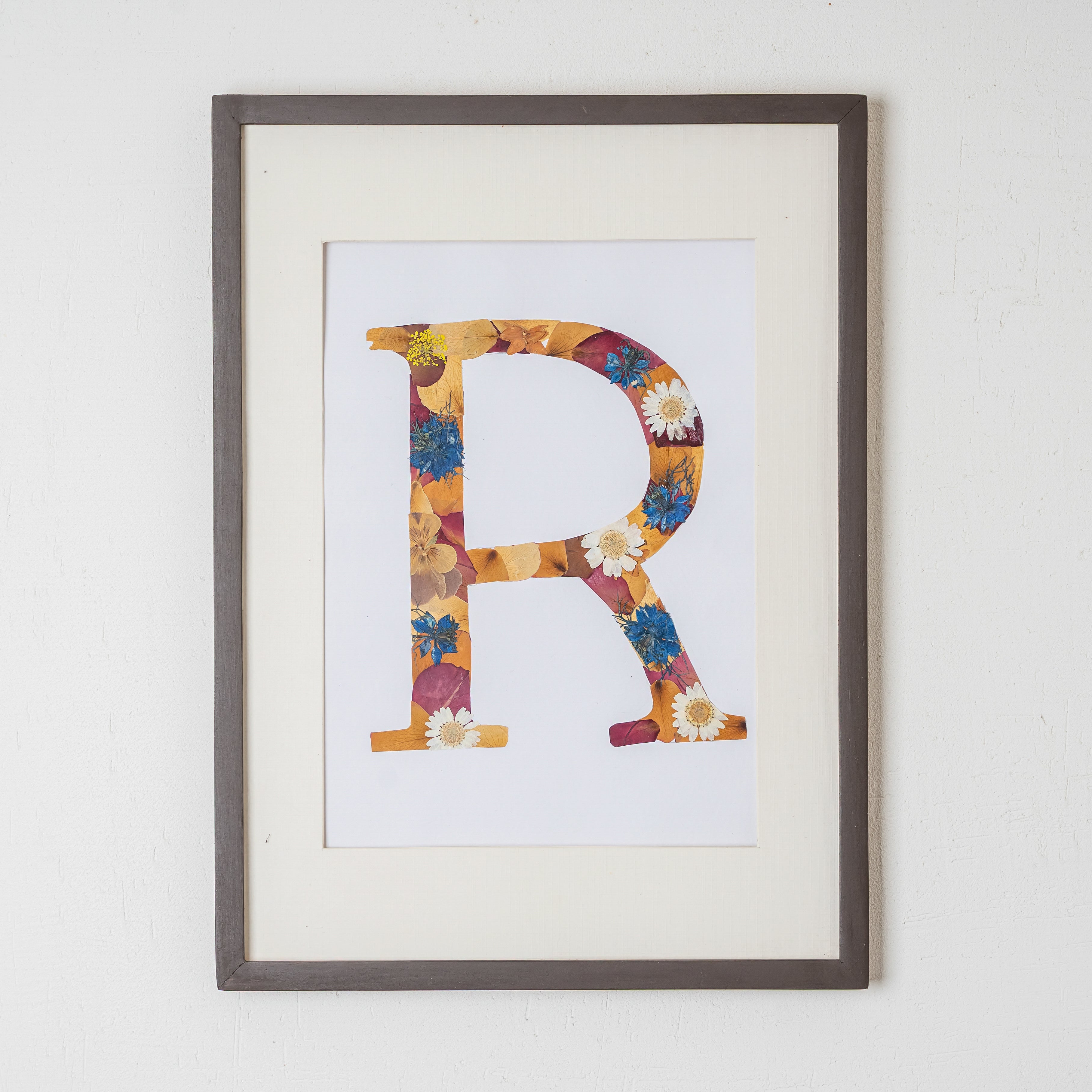 Couple Initials Pressed Flower Frame – Custom Wedding Keepsake for Bride & Groom