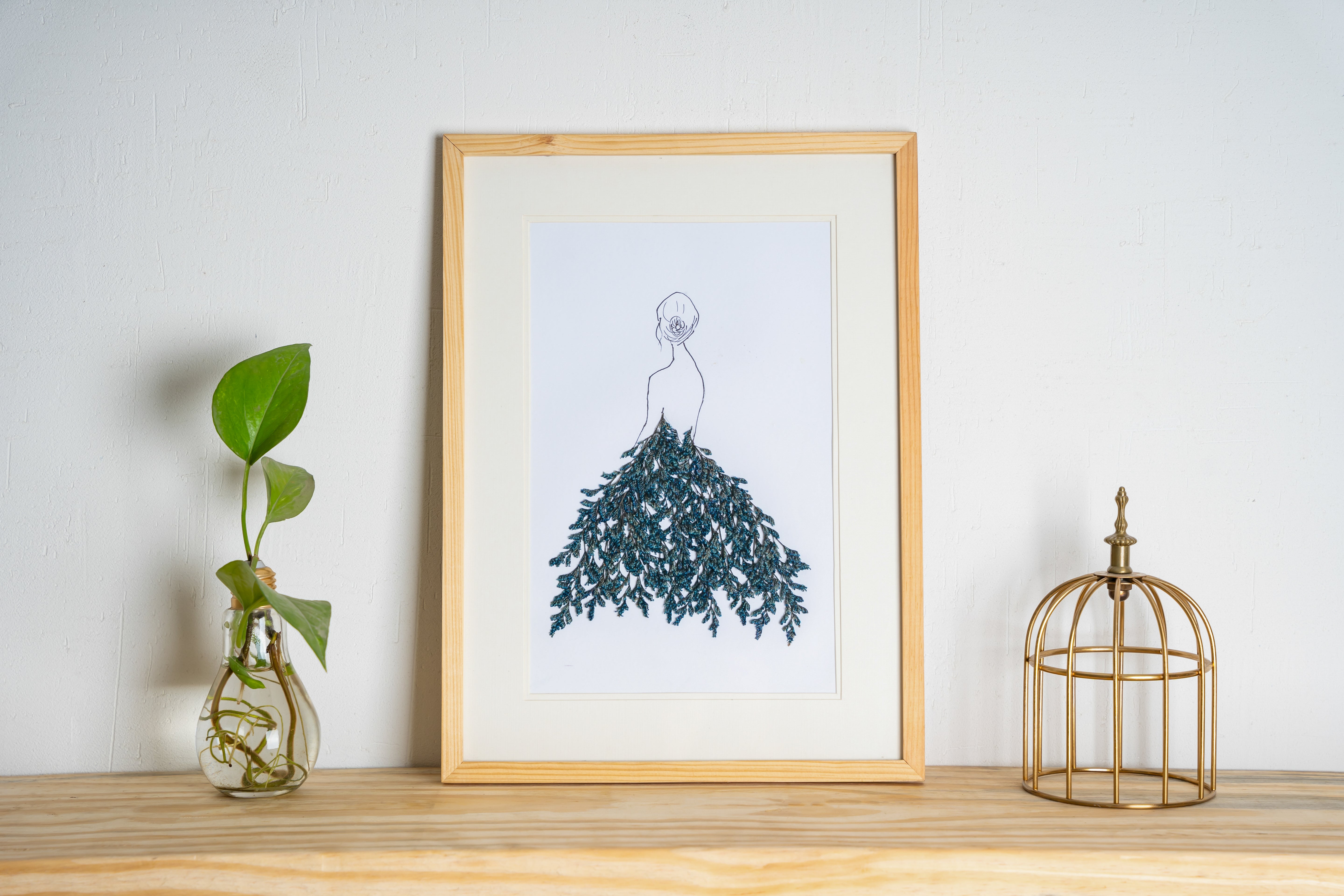Girl in Dried Flower Pressed Art Frame – Unique Botanical Wall Décor