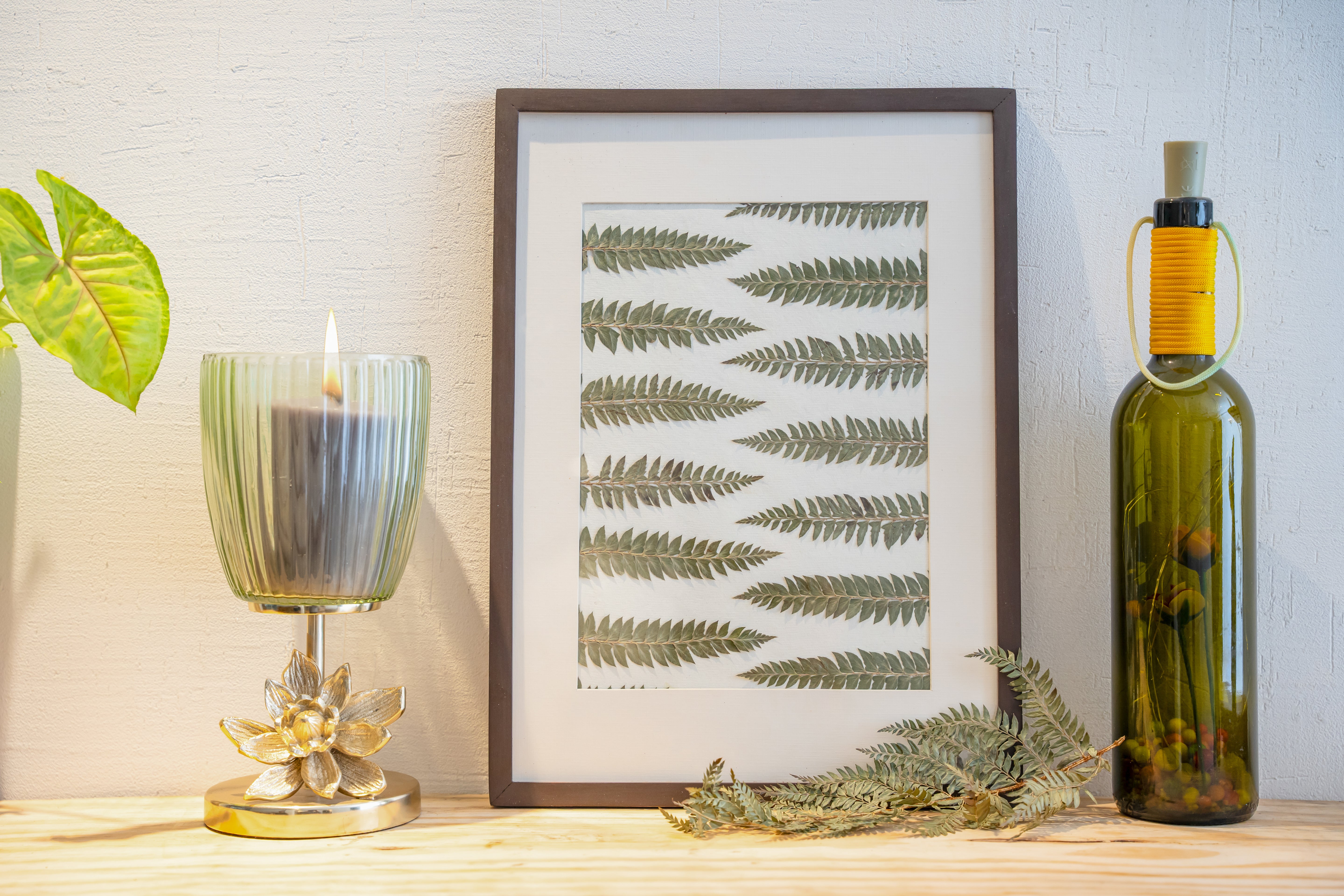 White Daisy Pressed Flower Frame – Handmade Botanical Wall Art for Home Styling