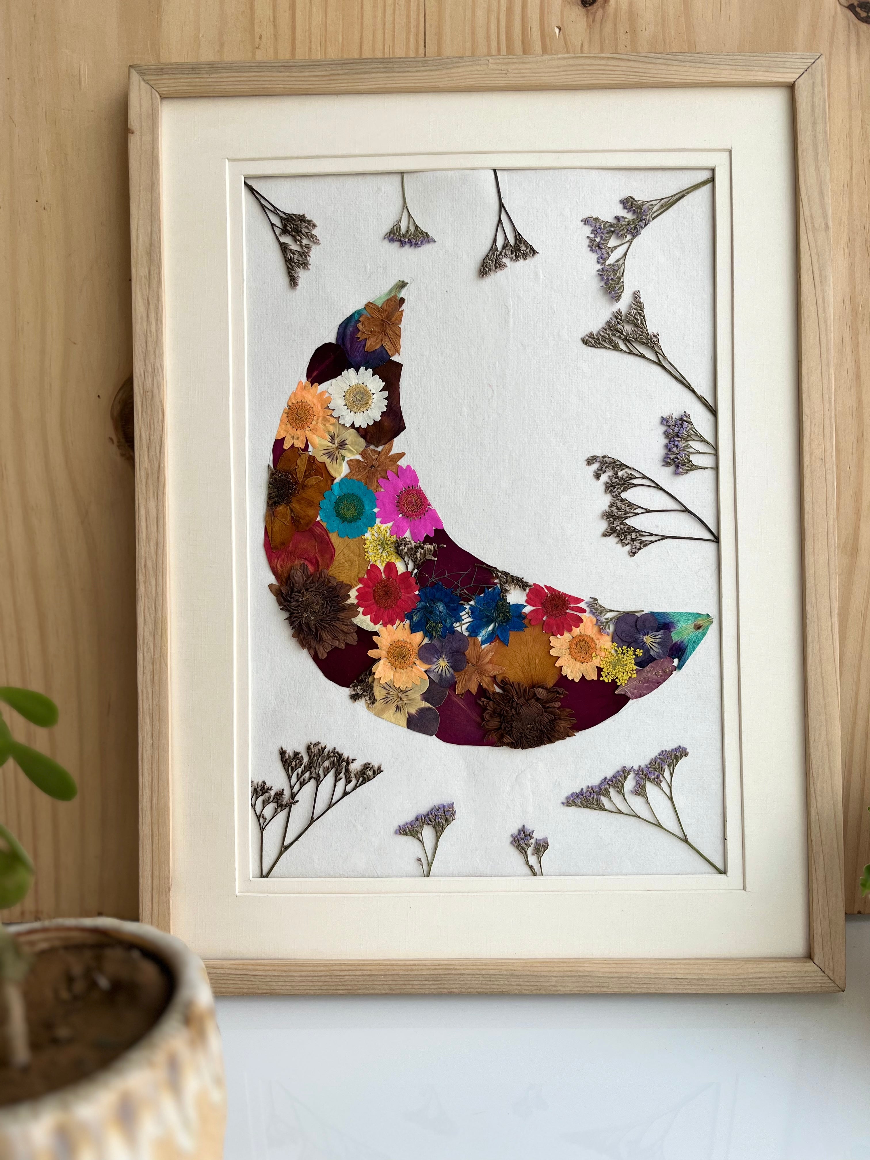 Moon-Shaped Pressed Flower Frame – Unique Botanical Wall Art & Wedding Keepsake
