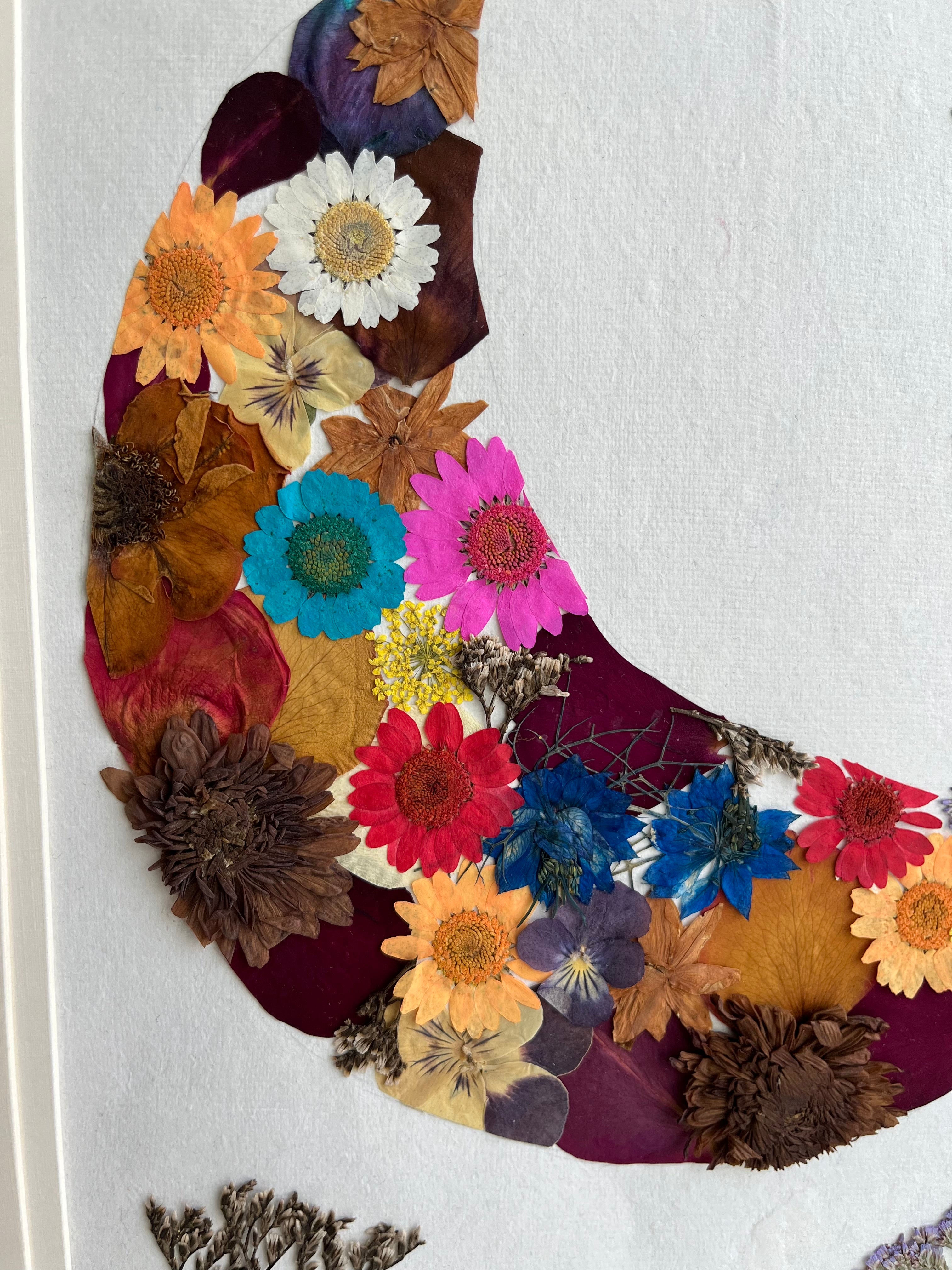 Moon-Shaped Pressed Flower Frame – Unique Botanical Wall Art & Wedding Keepsake