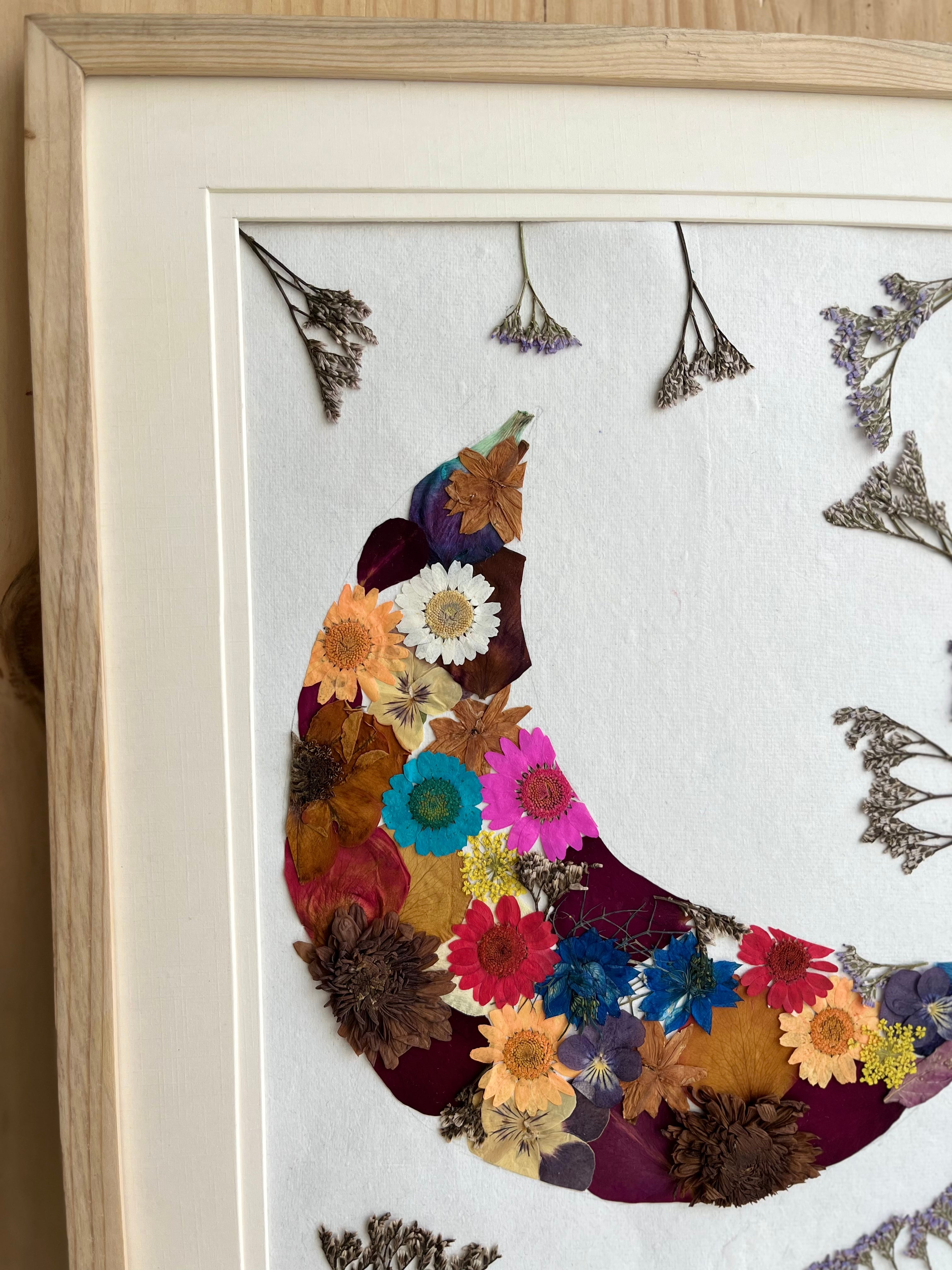 Moon-Shaped Pressed Flower Frame – Unique Botanical Wall Art & Wedding Keepsake
