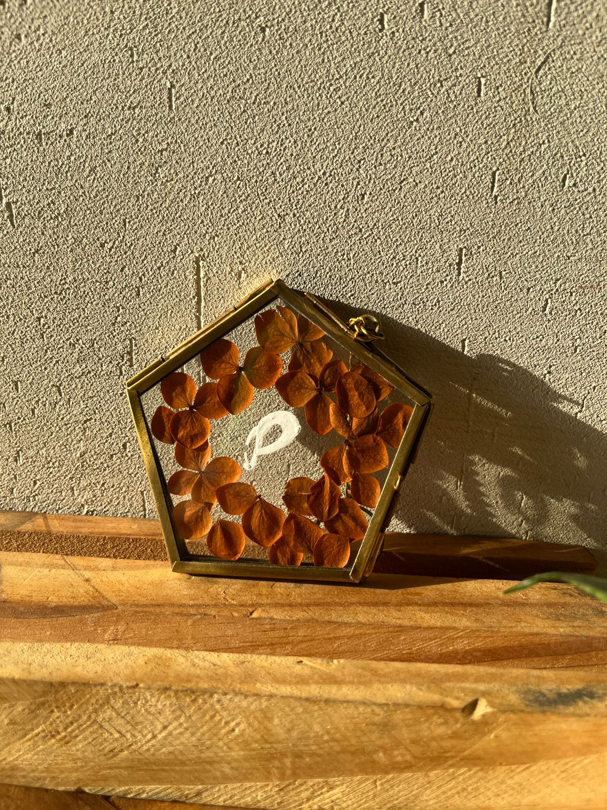 Pressed Flower Mini Keychain – Custom Name or Initial in Vintage Brass Frame