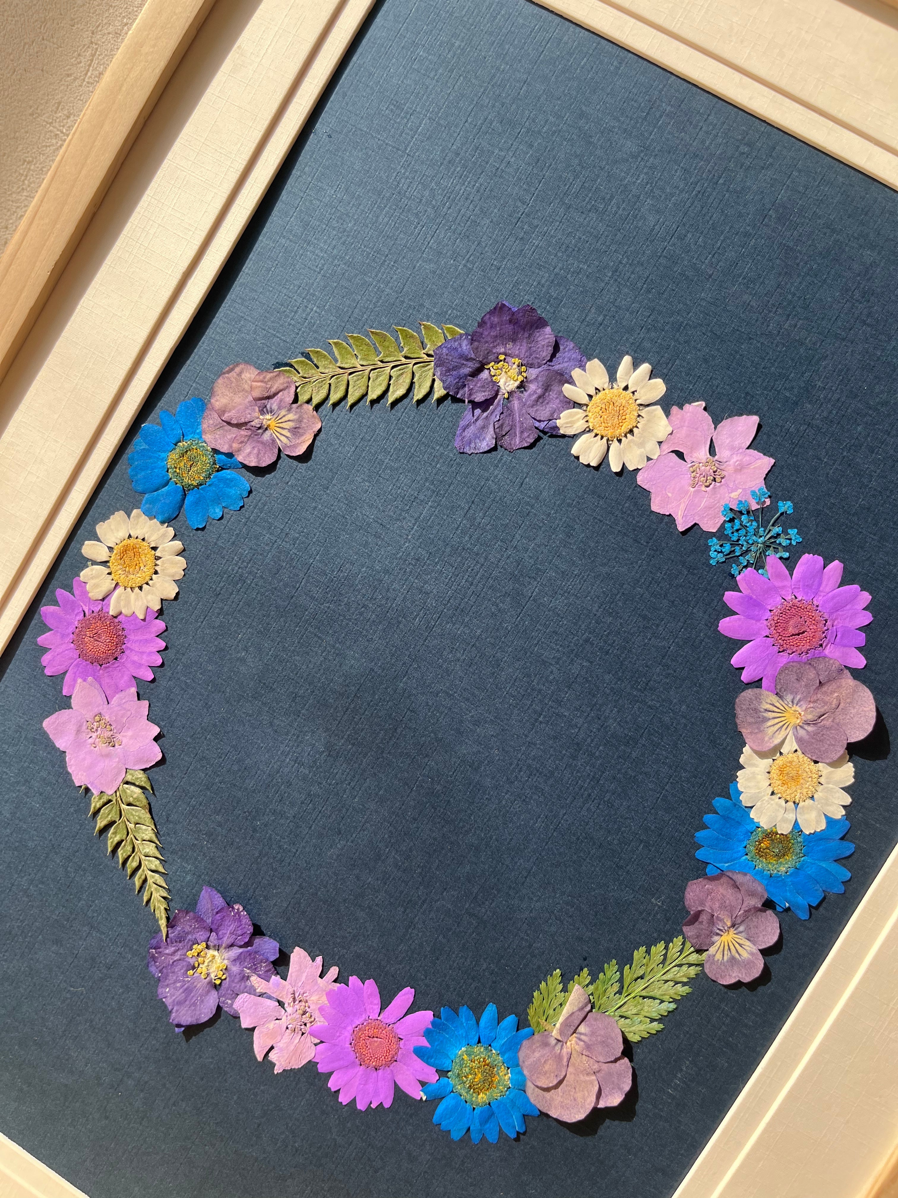 Circle Pressed Flower Frame – Handmade Botanical Wall Décor Gift