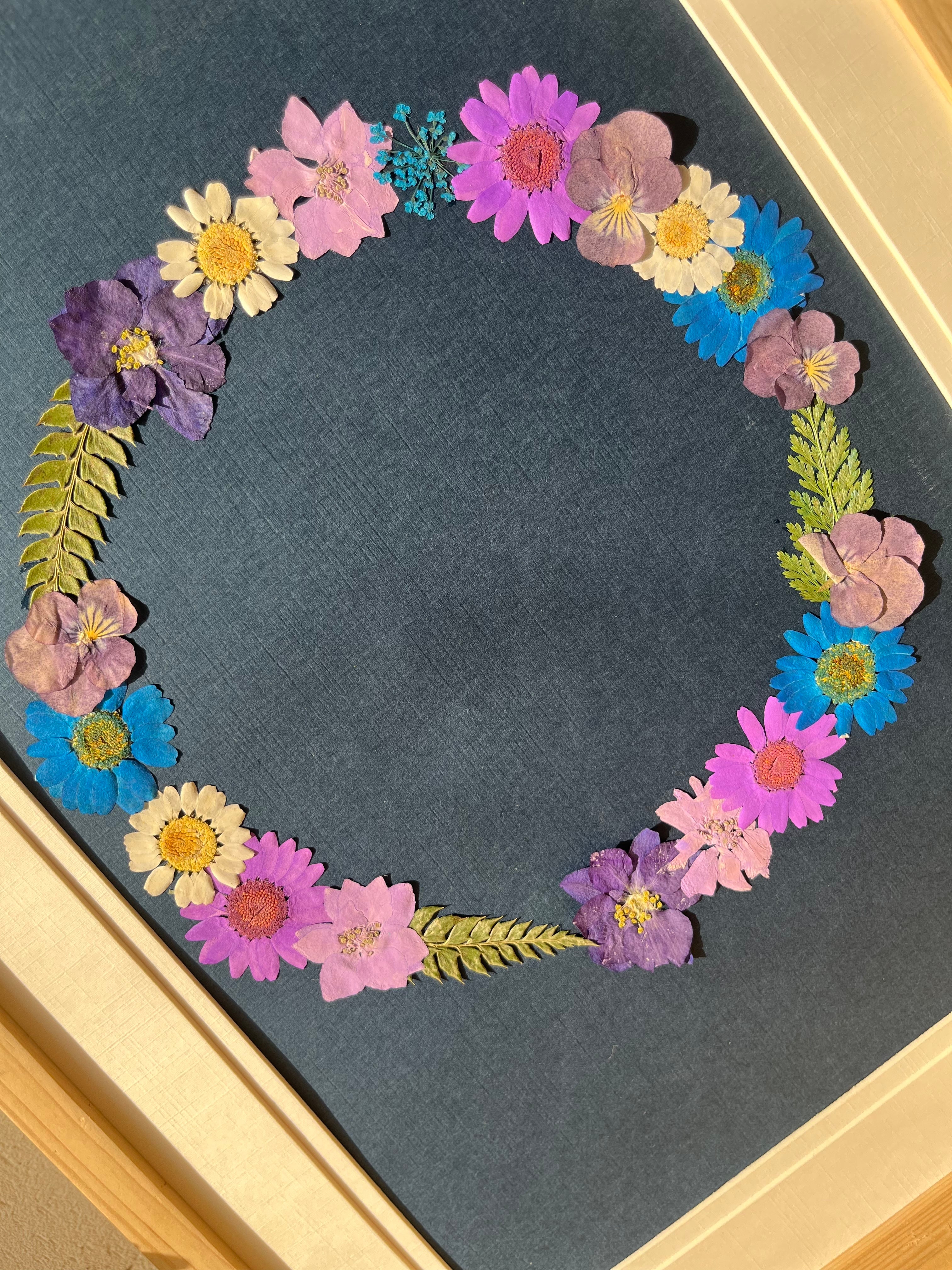Circle Pressed Flower Frame – Handmade Botanical Wall Décor Gift