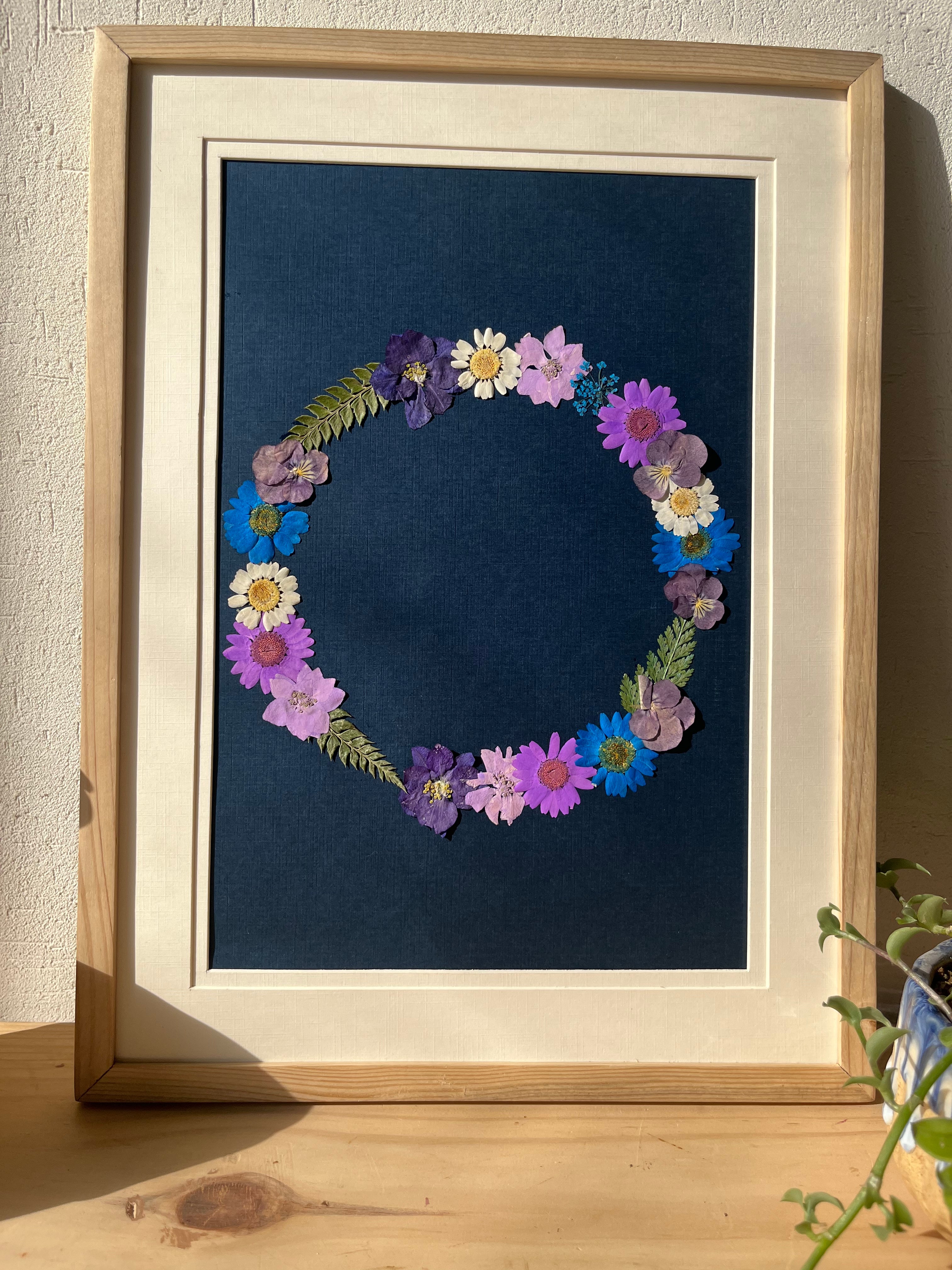 Circle Pressed Flower Frame – Handmade Botanical Wall Décor Gift