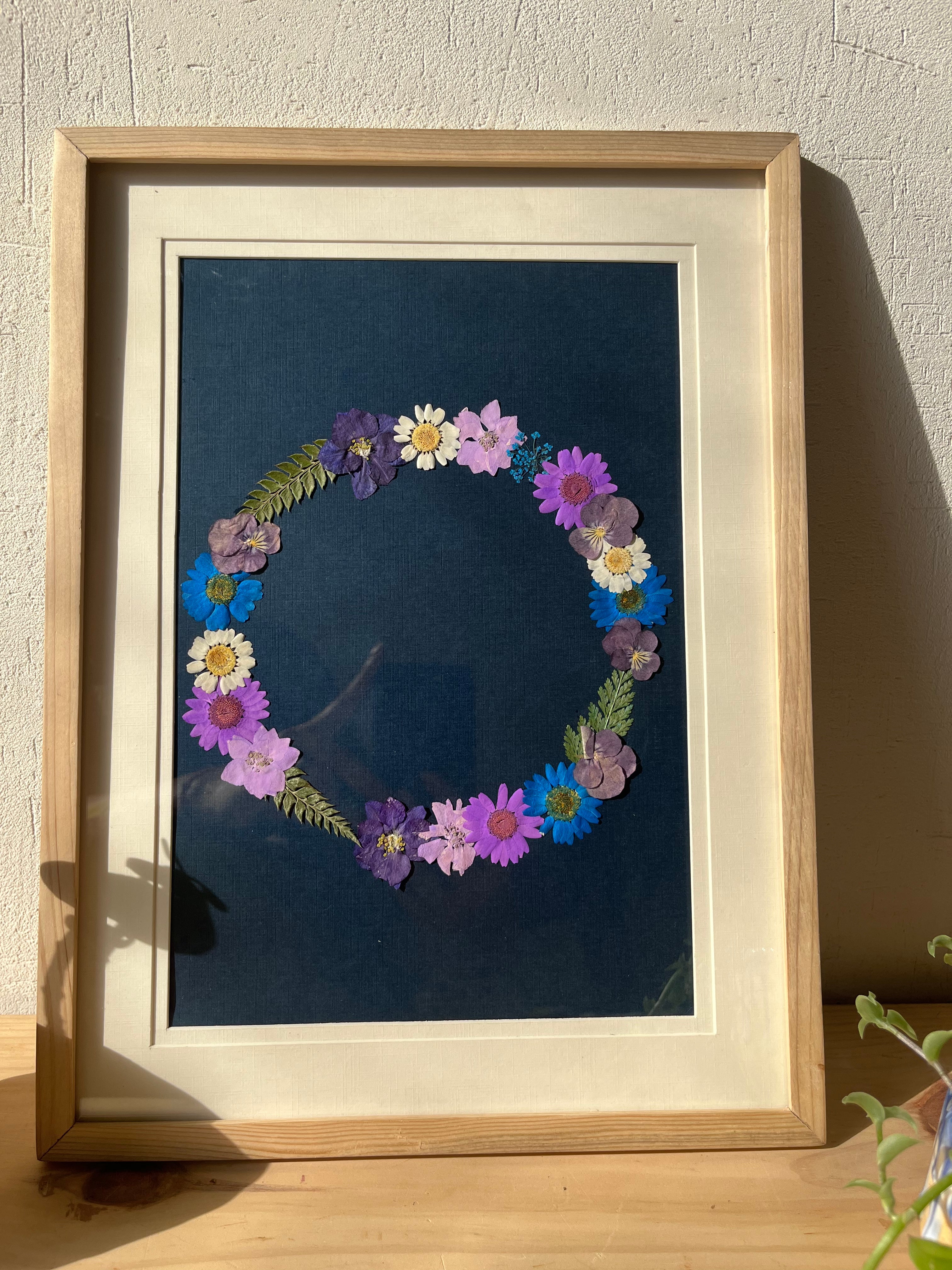Circle Pressed Flower Frame – Handmade Botanical Wall Décor Gift