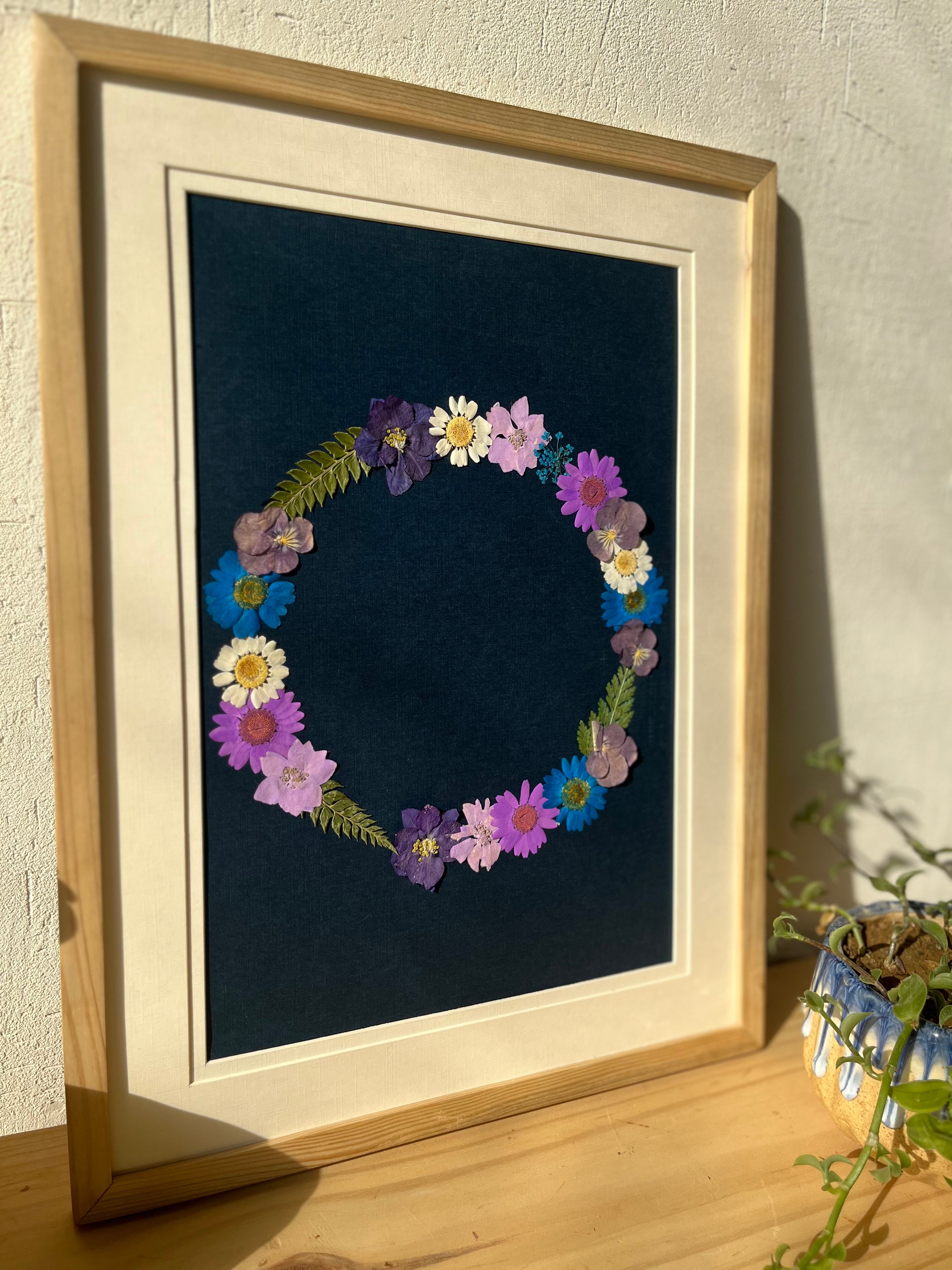 Circle Pressed Flower Frame – Handmade Botanical Wall Décor Gift